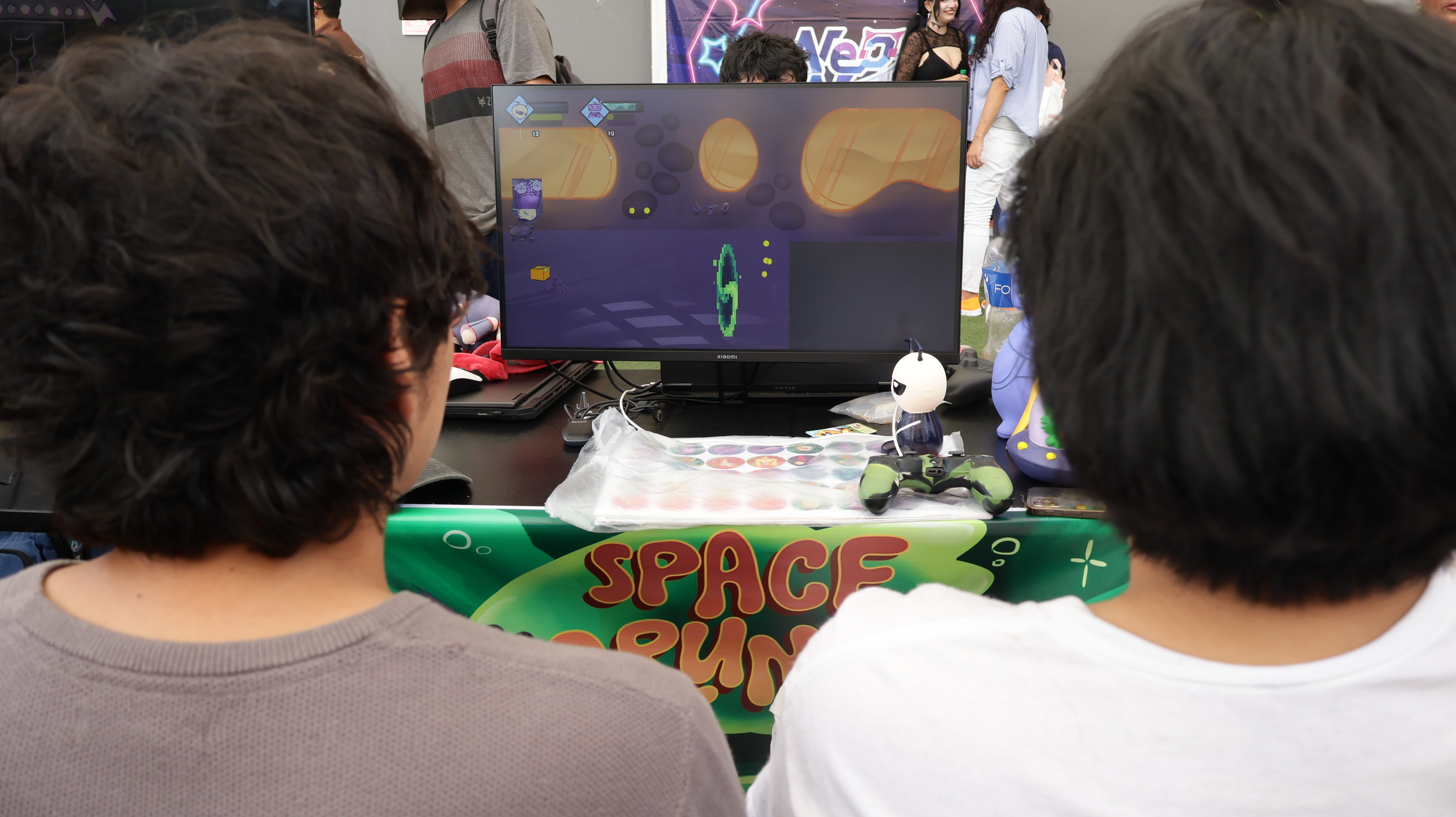 Visitantes jugando Space Drunks en Neonet.